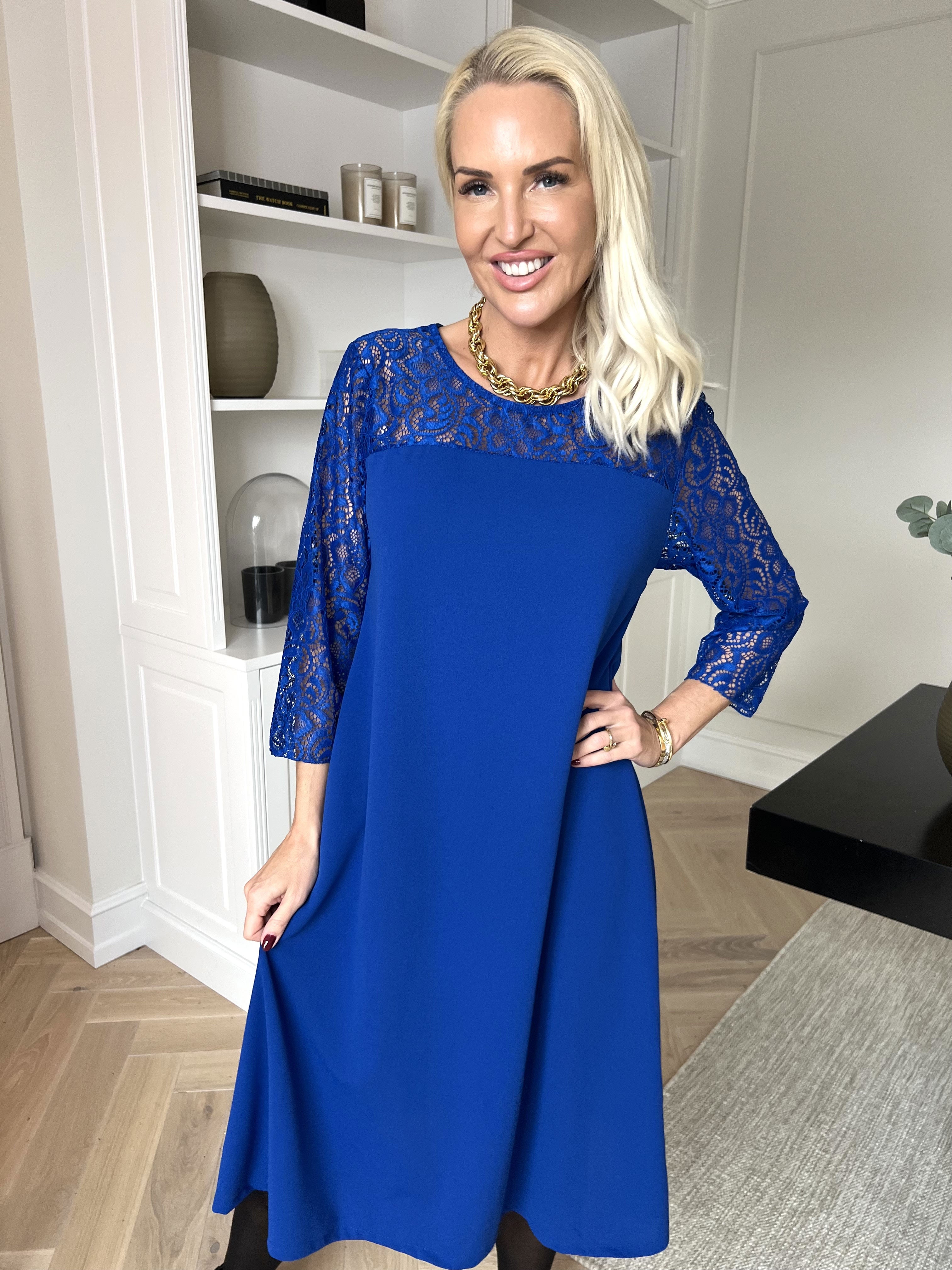 Sassi - Elegant kjole med smukke blondeærmer